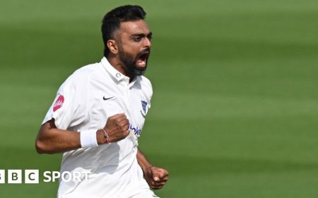 Unadkat leads Sussex bowlers in skittling Glos