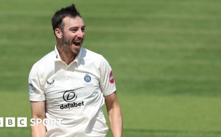 Roland-Jones puts Middlesex on top against Derbys