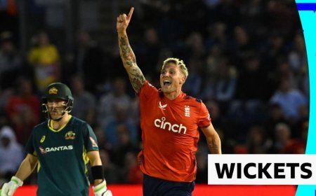 Carse & Curran combine for back-to-back Australia wickets