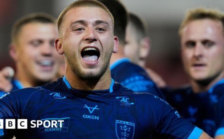 Lewis shines as dominant Hull KR blank Leigh